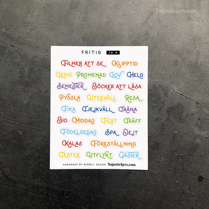 Fritid 70 • Rubrikstickers på svenska 🇸🇪 • 14 färgval • Headings in Swedish