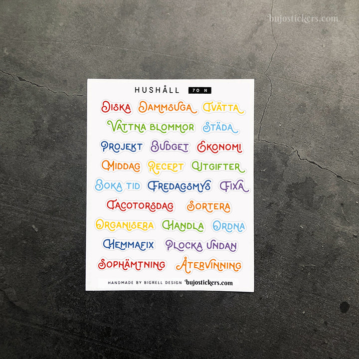 Hushåll 70 • Rubrikstickers på svenska 🇸🇪 • 14 färgval • Headings in Swedish