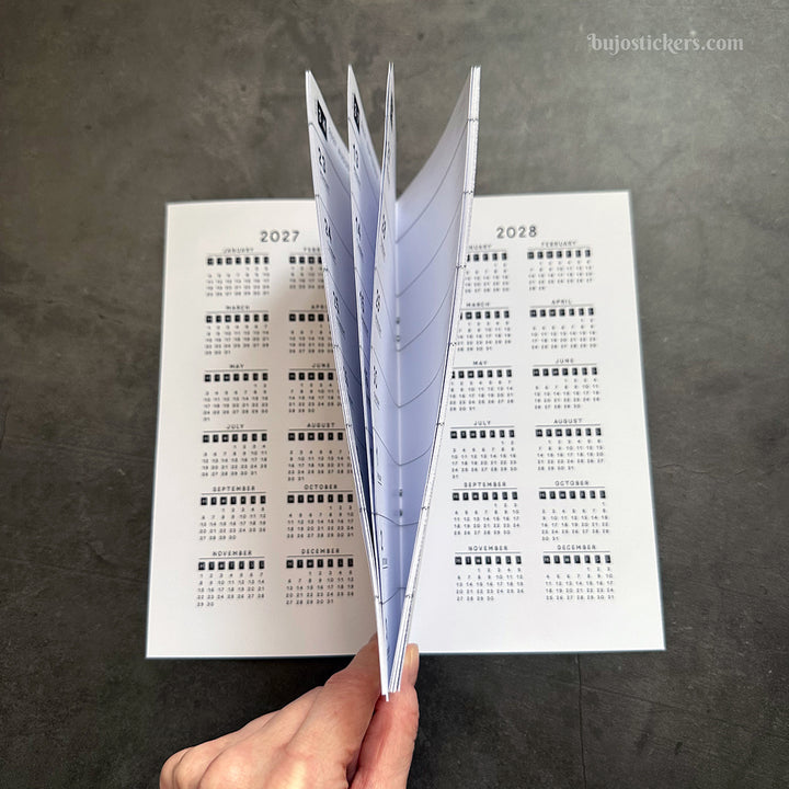 Dated Traveler's notebook in 8 languages • Regular size • Weekly horizontal calendar • Custom options • A02