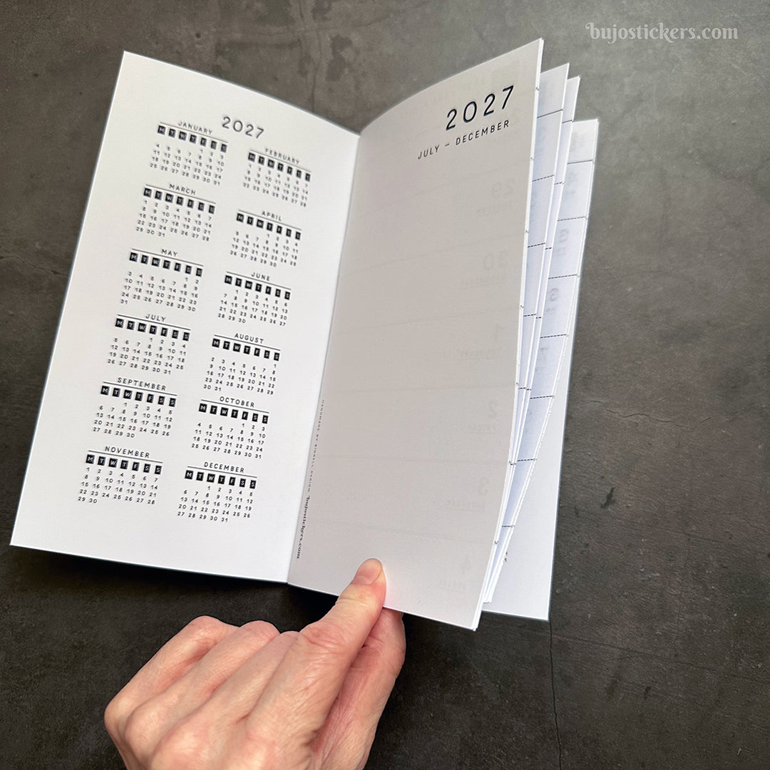 Dated Traveler's notebook in 8 languages • Regular size • Weekly horizontal calendar • Custom options • A02