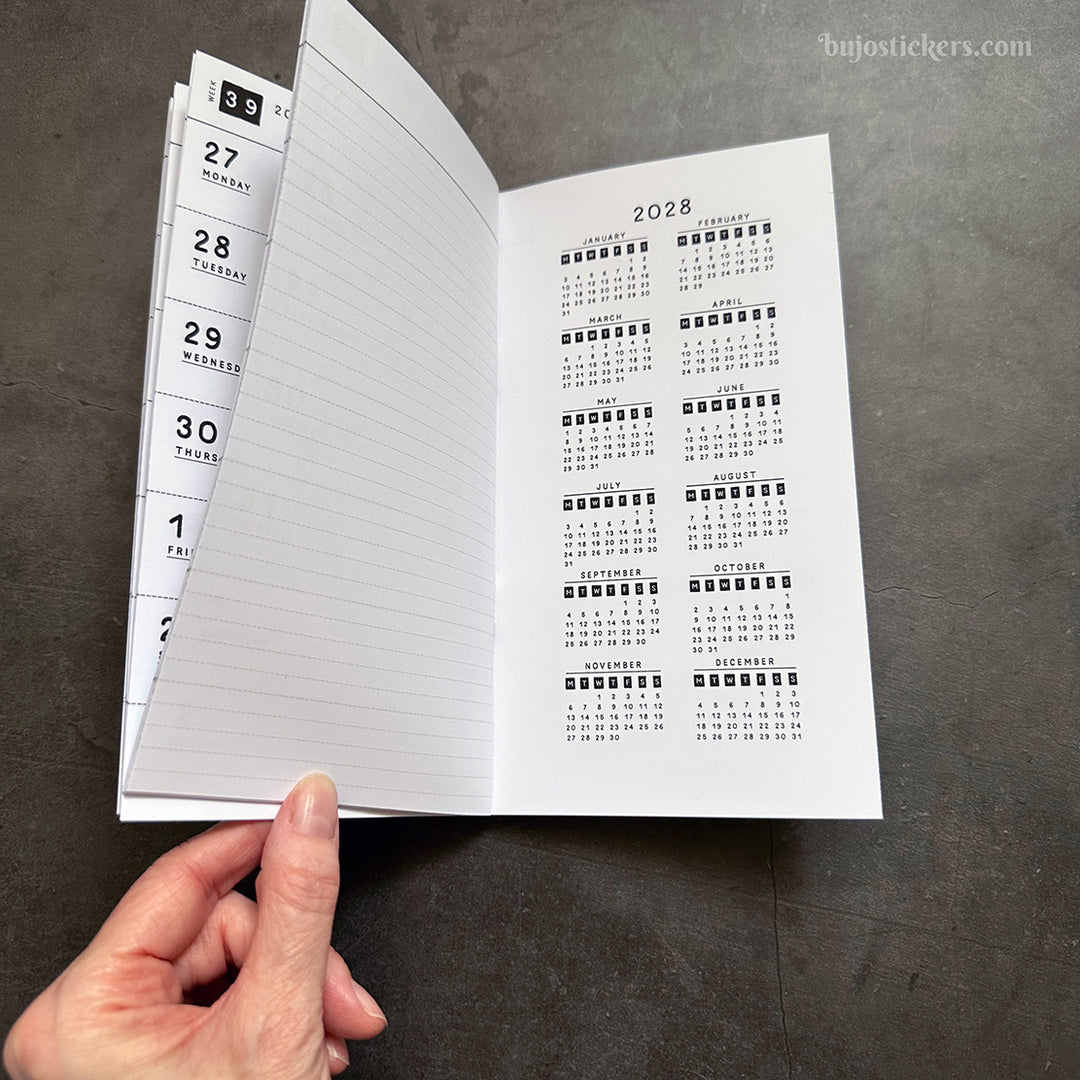 Dated Traveler's notebook in 8 languages • Regular size • Weekly horizontal calendar • Custom options • A02