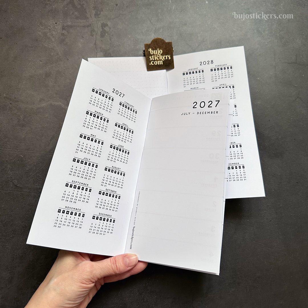 Dated Traveler's notebook in 8 languages • Regular size • Weekly horizontal calendar • Custom options • A02
