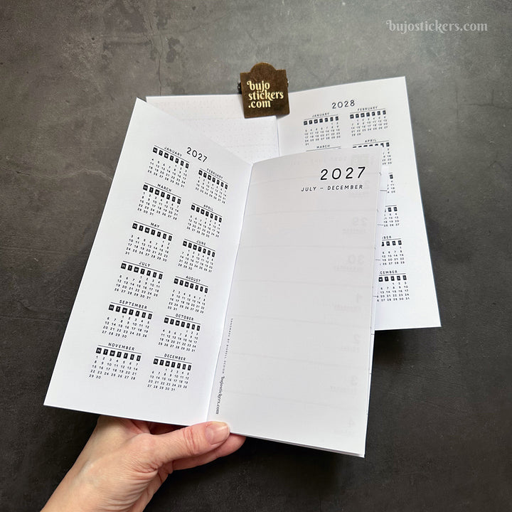 Dated Traveler's notebook in 8 languages • Regular size • Weekly horizontal calendar • Custom options • A02