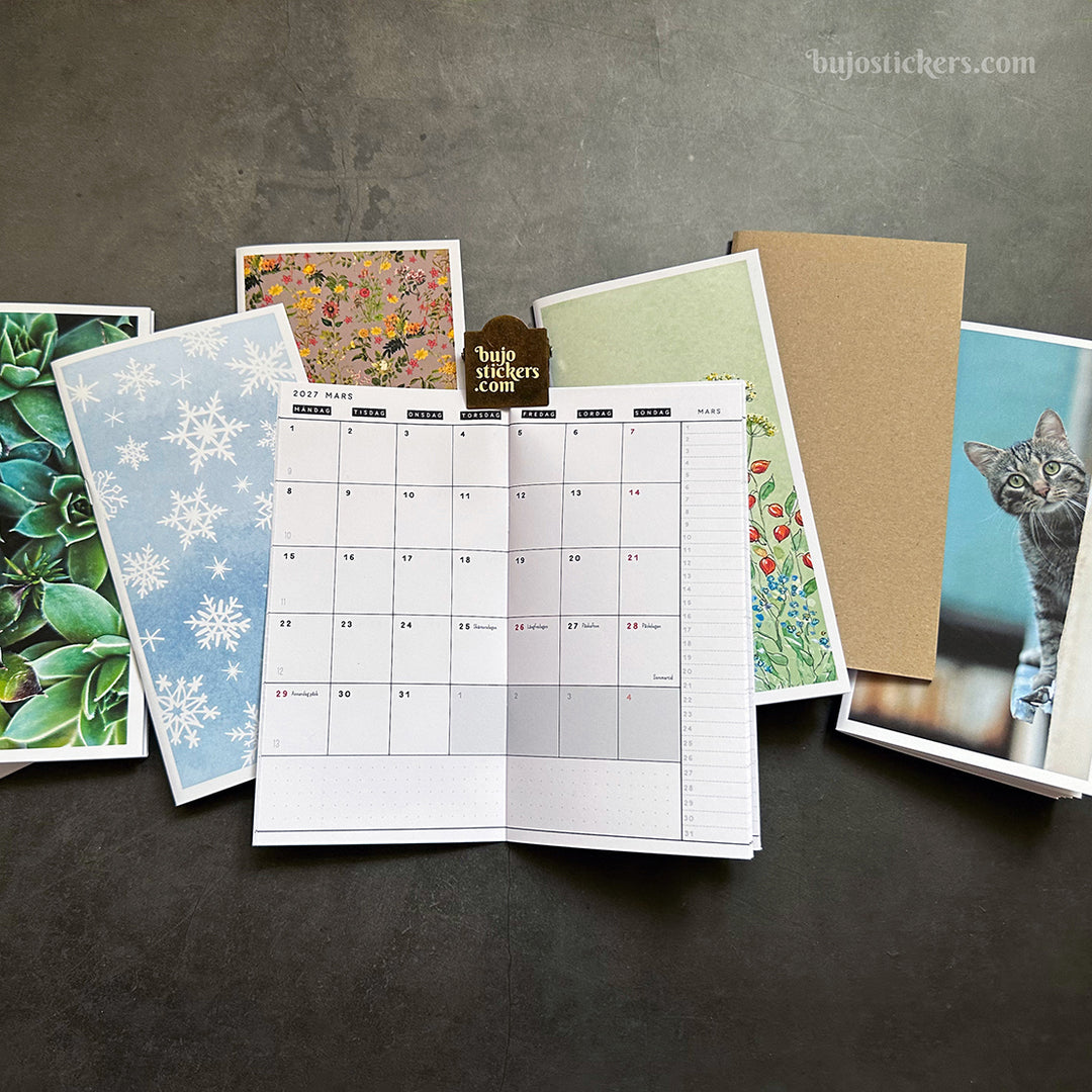 Monthly calendar in regular size • Traveler's notebook • 12 months • 8 languages • A01