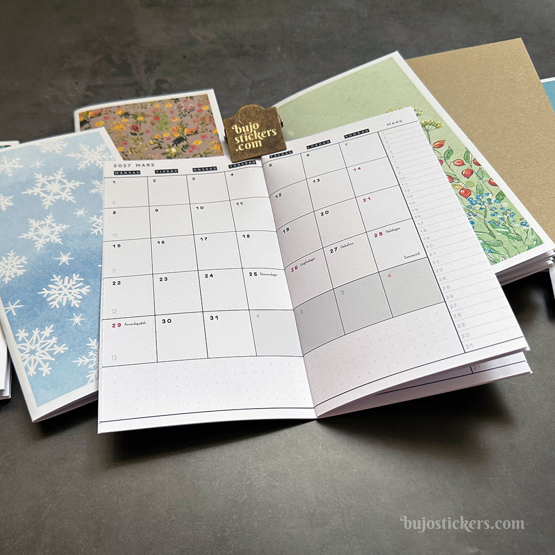 Monthly calendar in regular size • Traveler's notebook • 12 months • 8 languages • A01