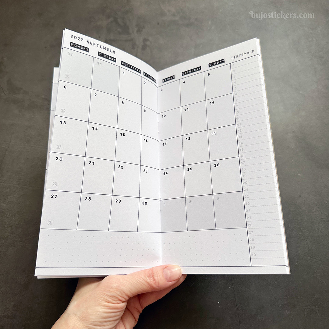 Monthly calendar in regular size • Traveler's notebook • 12 months • 8 languages • A01
