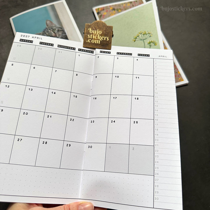 Monthly calendar in regular size • Traveler's notebook • 12 months • 8 languages • A01