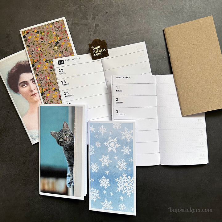 Dated Traveler's notebook in 8 languages • Regular size • Weekly horizontal calendar • Custom options • A02